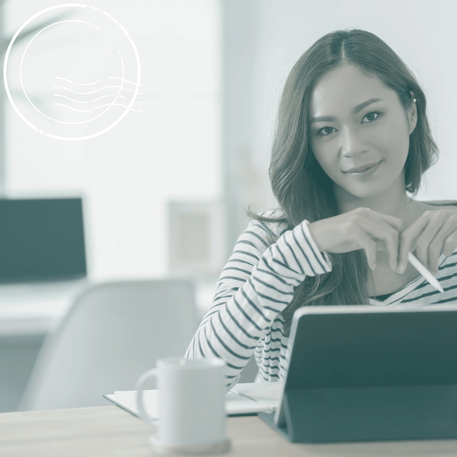 Frau am PC richtet Domain für ihre Website ein.