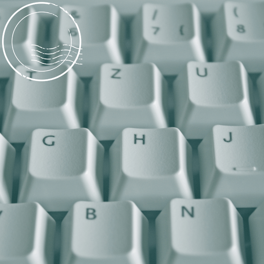 Eine Domain registrieren und Webhosting einrichten sind die basalsten Schritte deiner Website-Erstellung. Hier erfährst du, wie beides gelingt.